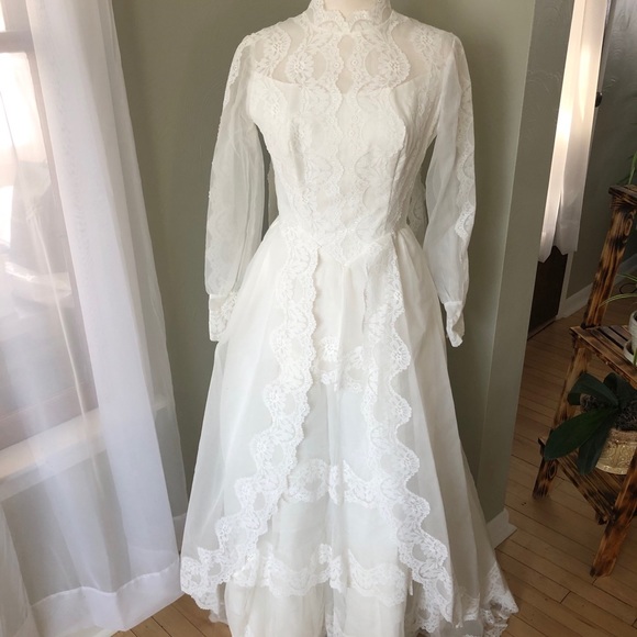 Dresses & Skirts - Vintage wedding dress immaculate condition size 6